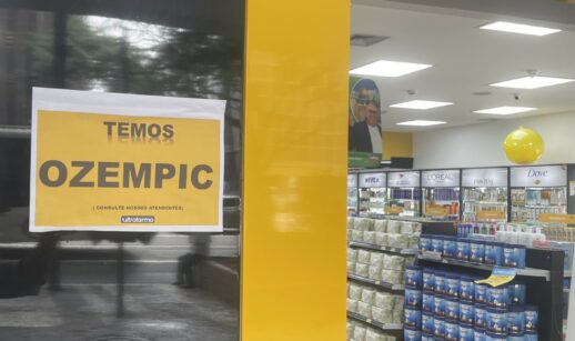 Placa em frente à farmácia em Sçao Paulo (SP) anuncia Ozempic