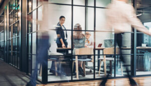 pessoas conversando em escritorio, alusivo a assessoria de investimentos