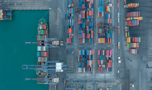 Navio em porto visto de cima