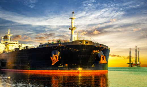 Petroleiro ao lado de plataforma de petróleo