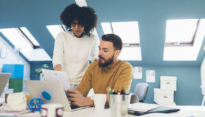 Gerações mais jovens estão investindo mais, vão além da caderneta de poupança e buscam unir ESG ao consumo | Foto: Getty Images