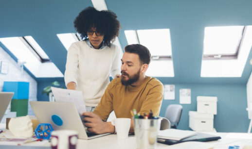 Gerações mais jovens estão investindo mais, vão além da caderneta de poupança e buscam unir ESG ao consumo | Foto: Getty Images