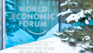 Placa do Fórum Econômico Mundial em Davos, na Suíça.