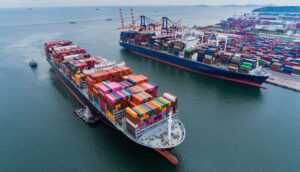 Porto com navios de contêineres