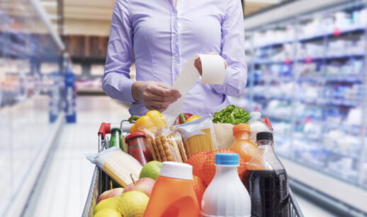 Mulher no supermercado