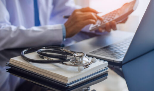 IRPF 2024: médico com calculadora