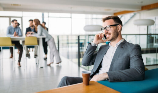 investidor no telefone