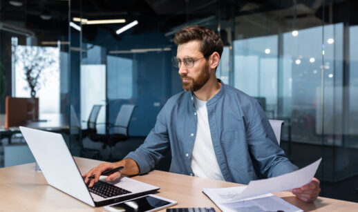 homem com calculadora e computador