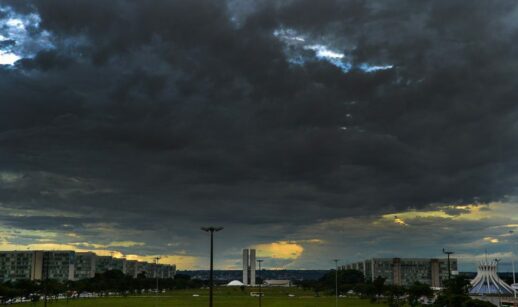 Vista da esplanada dos ministérios em Brasília, com céu escuro por nuvens de chuva, alusivo ao risco de não cumprimento da meta fiscal de 2024