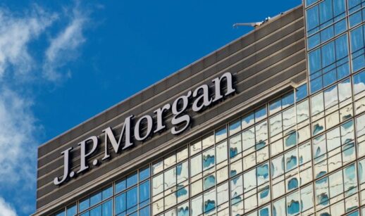 Fachada de prédio do JP Morgan em dia ensolarado, banco que está na Carteira Safra Top 10 BDRs de julho