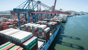 Navio em terminal da Santos Brasil, que detém 16% do mercado de contêineres e está em expansão | Foto: Divulgação Área de Imprensa - Santos Brasil