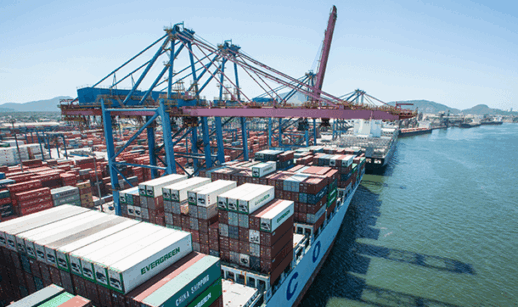 Navio em terminal da Santos Brasil, que detém 16% do mercado de contêineres e está em expansão | Foto: Divulgação Área de Imprensa - Santos Brasil