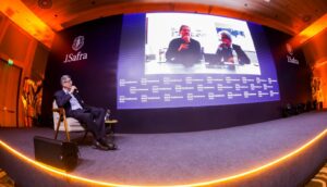 Dan Schulman e Clifford Sobel em painel da J. Safra Brazil Conference mediado por Joaquim Levy | Foto: Divulgação