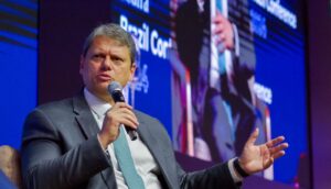 Tarcísio de Freitas faz apresentação durante a J. Safra Brazil Conference 2024 | Foto: Divulgação