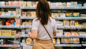Pessoa vista de costas em um corredor de supermercado