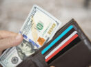 Dólar em espécie vs. cartão pré-pago