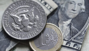 Qual o melhor momento para comprar dólar e euro?