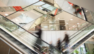 consumidores em shopping